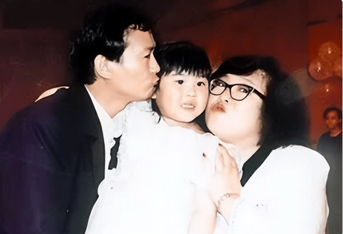 郑少秋长女在美自杀,疑为情所困,生前与父亲几乎绝交_家庭_关系_人生