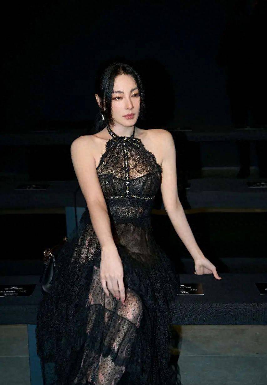 张雨绮镂空透明蕾丝裙的性感画面就像一朵盛开的黑玫瑰,娇媚迷人_魅力