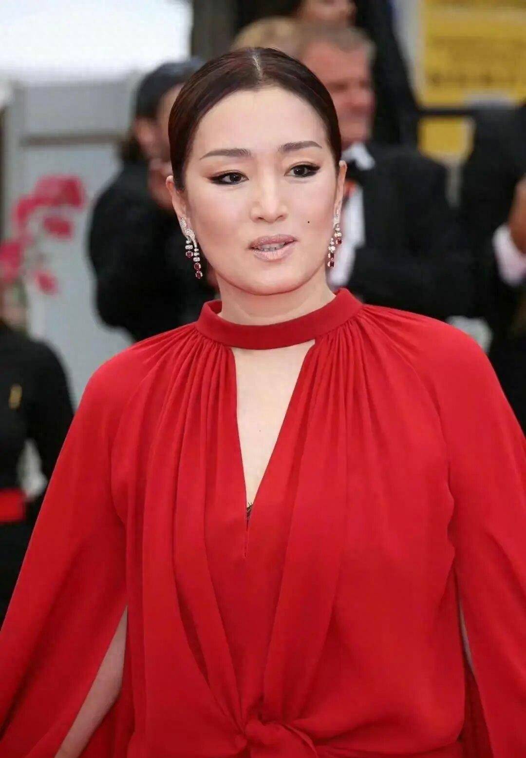 巩俐让我们见证了优雅气质女性的魅力不随着年龄的增长而褪色.