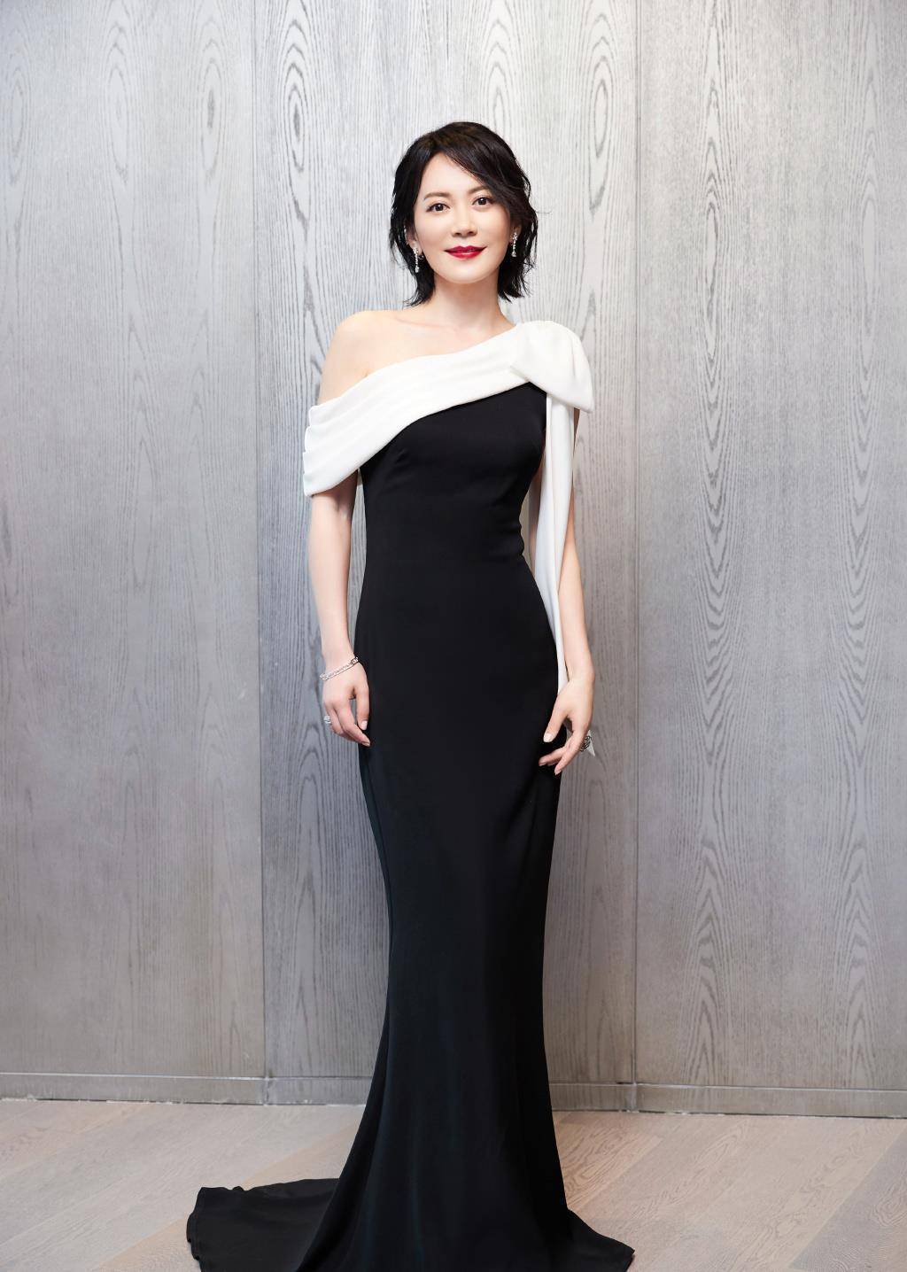 俞飞鸿穿搭真"接地气",休闲混搭配短发,造型显得又飒又美_身材_女生