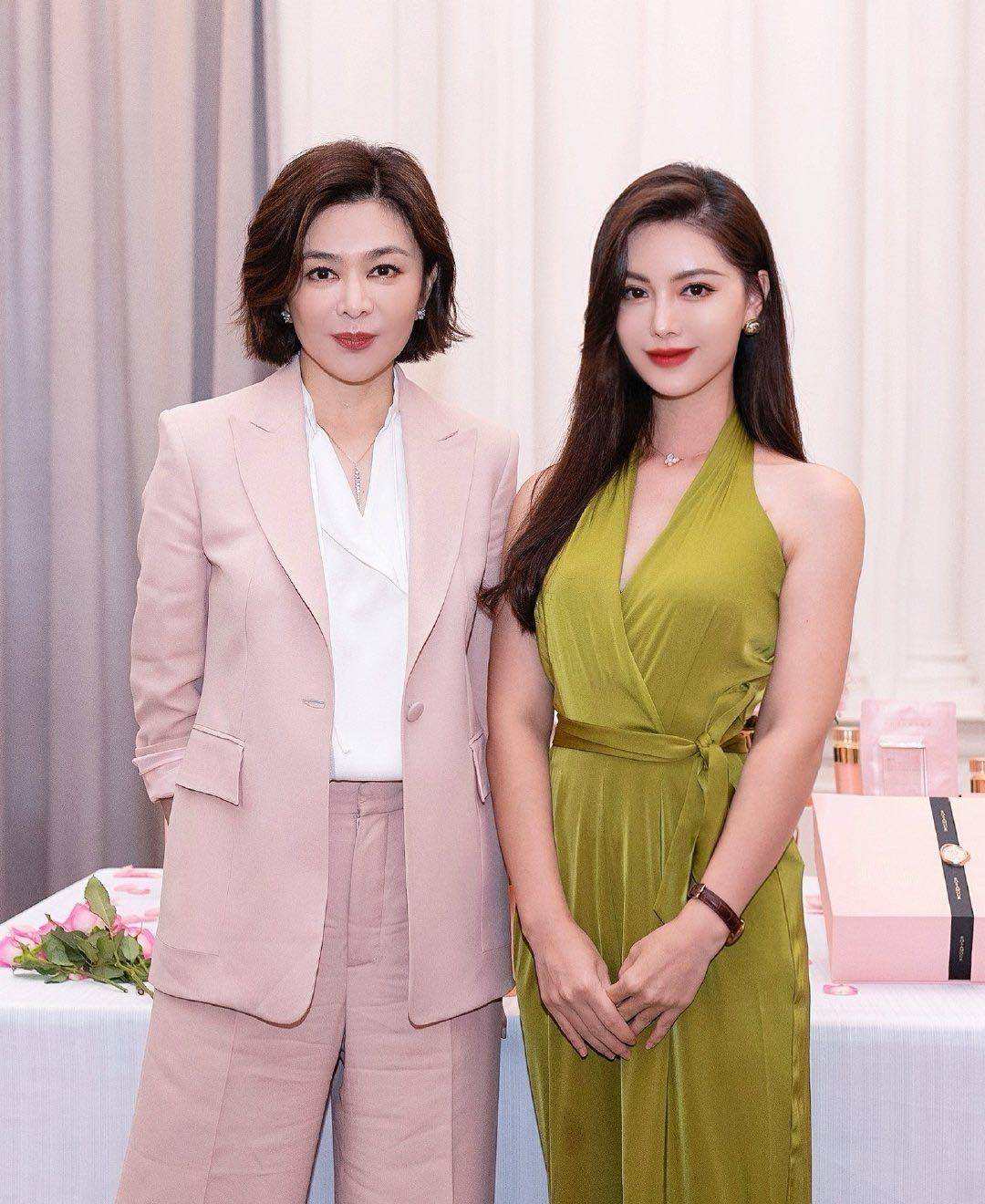 58岁关之琳穿粉西装扮美,法令纹挂不住,合影被女网红"艳压"_造型_外套