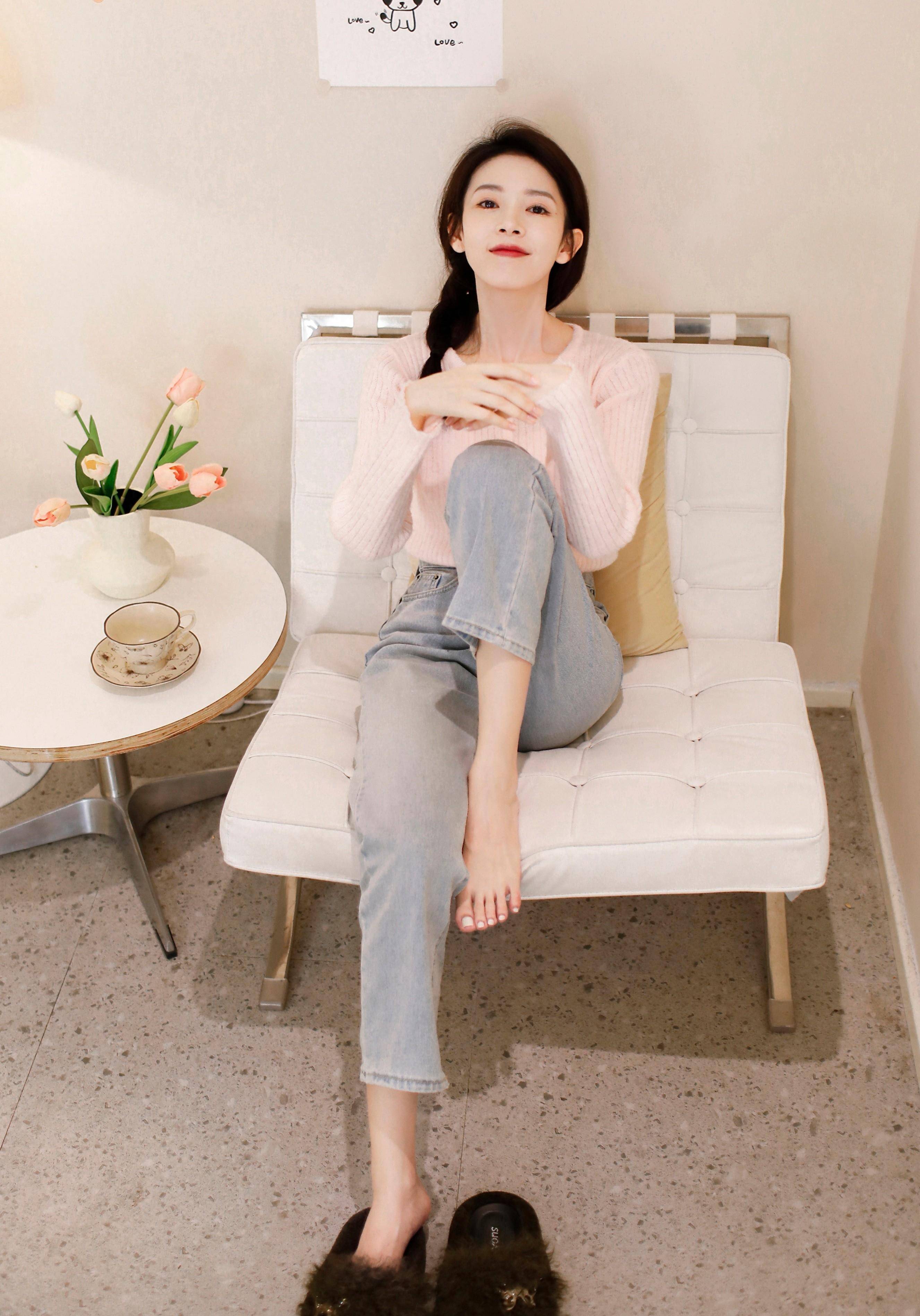 氧气美女陈瑶光脚拍照简直就是视觉享受