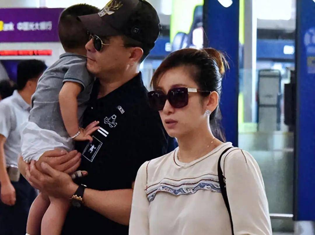 秦海璐"巨婴症儿子"现已8岁,看到长相后,网友表示有些意外_王新军