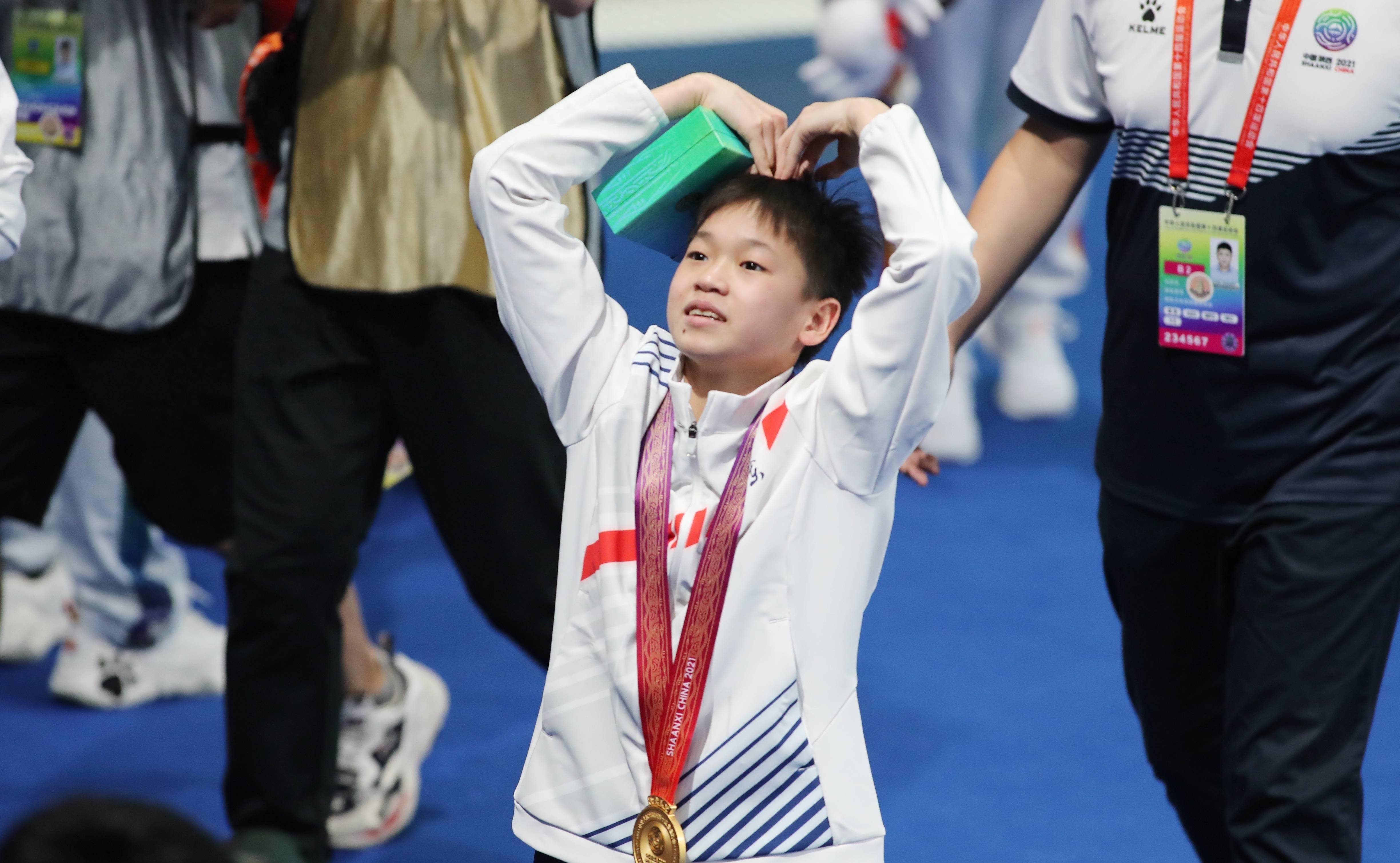 全红婵又现水花消失术,裁判直接给出满分10分,摘夺十米跳台金牌_跳水