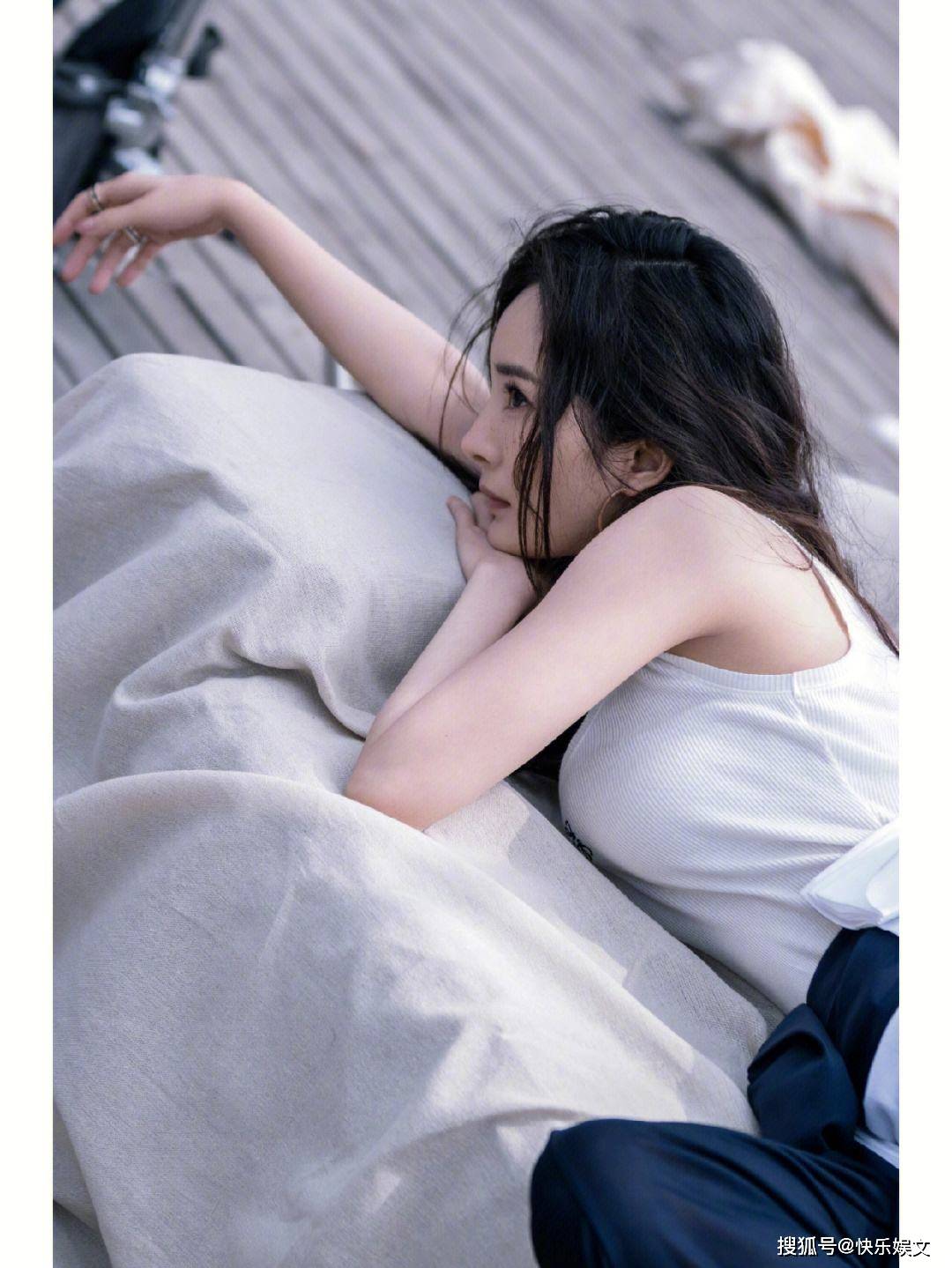 37岁杨幂现身法国巴黎街头!