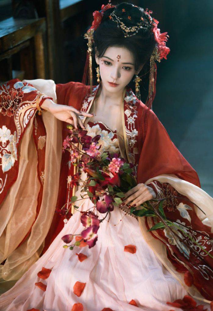 张予曦着红衣古装妖娆明艳 花雨中撑伞魅感十足_魅力_写真_仙女