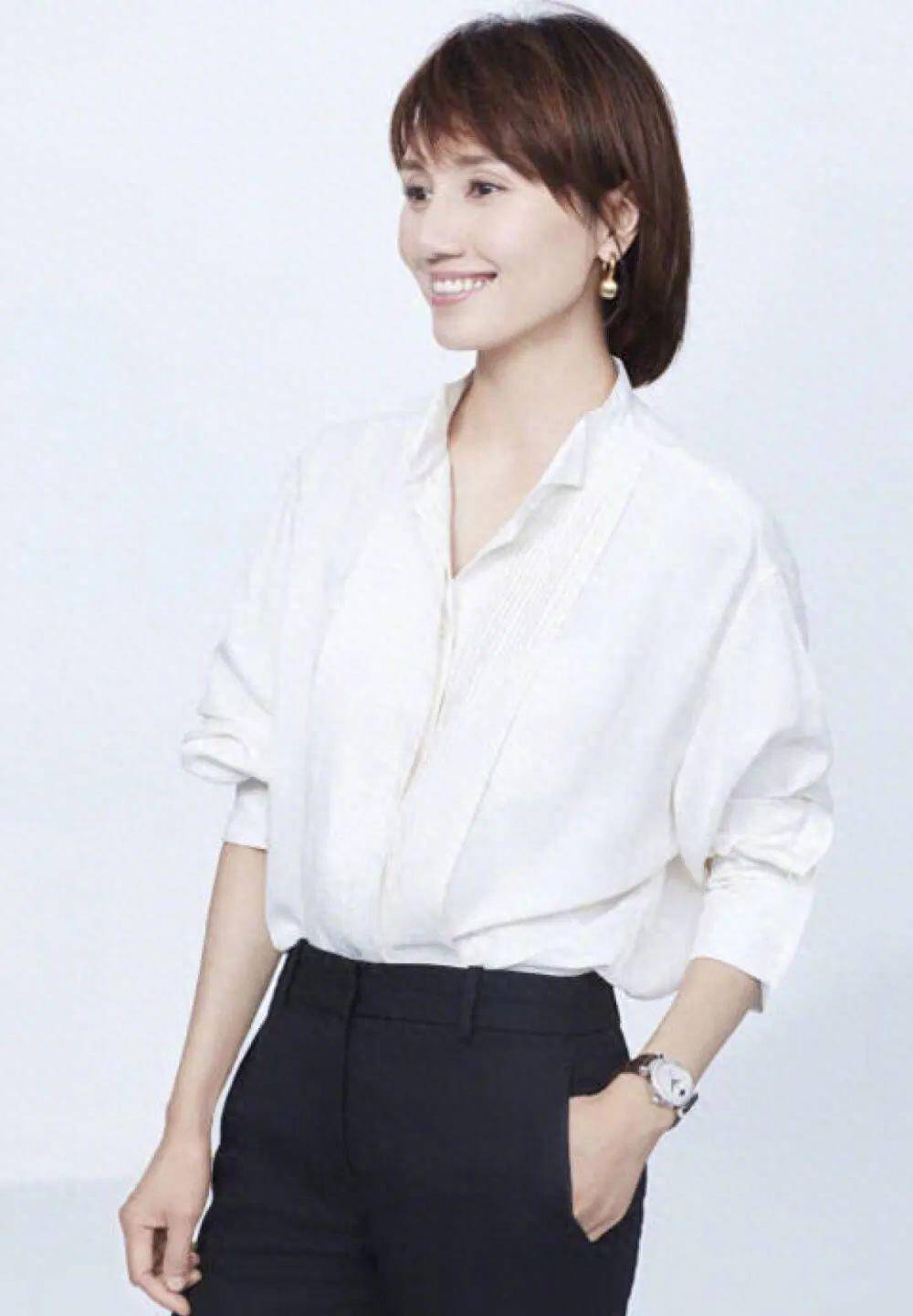 袁泉精致的黑白服饰风格在优雅的欧洲时尚中无可比拟,散发着迷人的