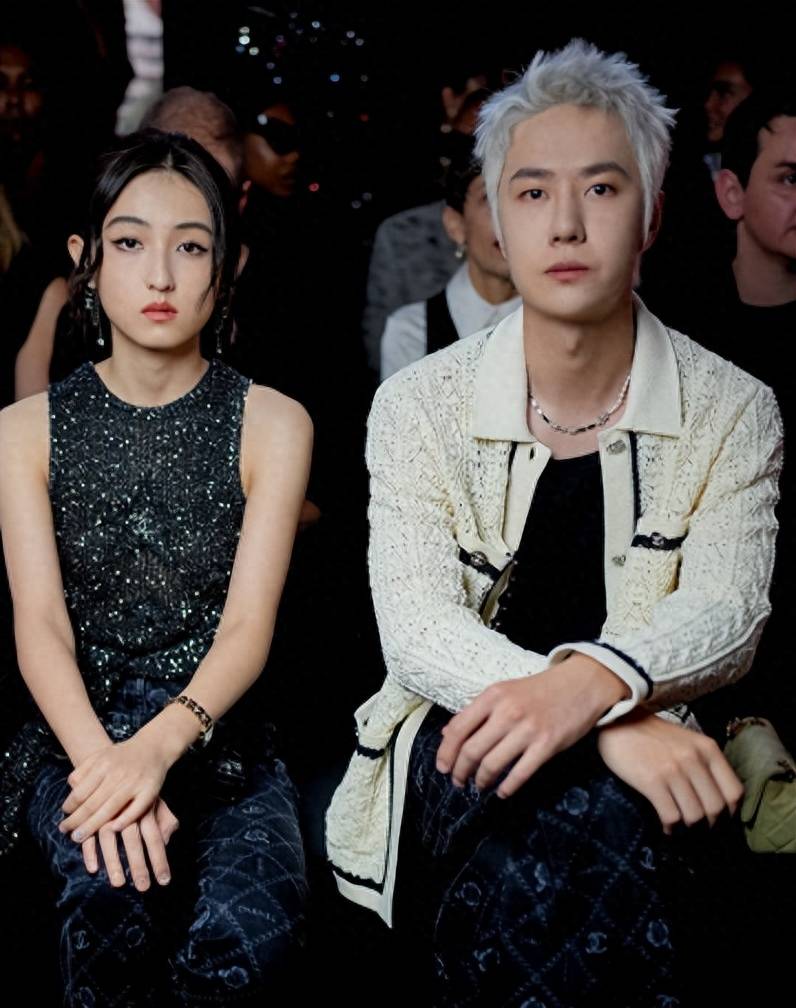 王一博和张子枫意外同座,网友扒出二人穿的裤子竟是情侣款!