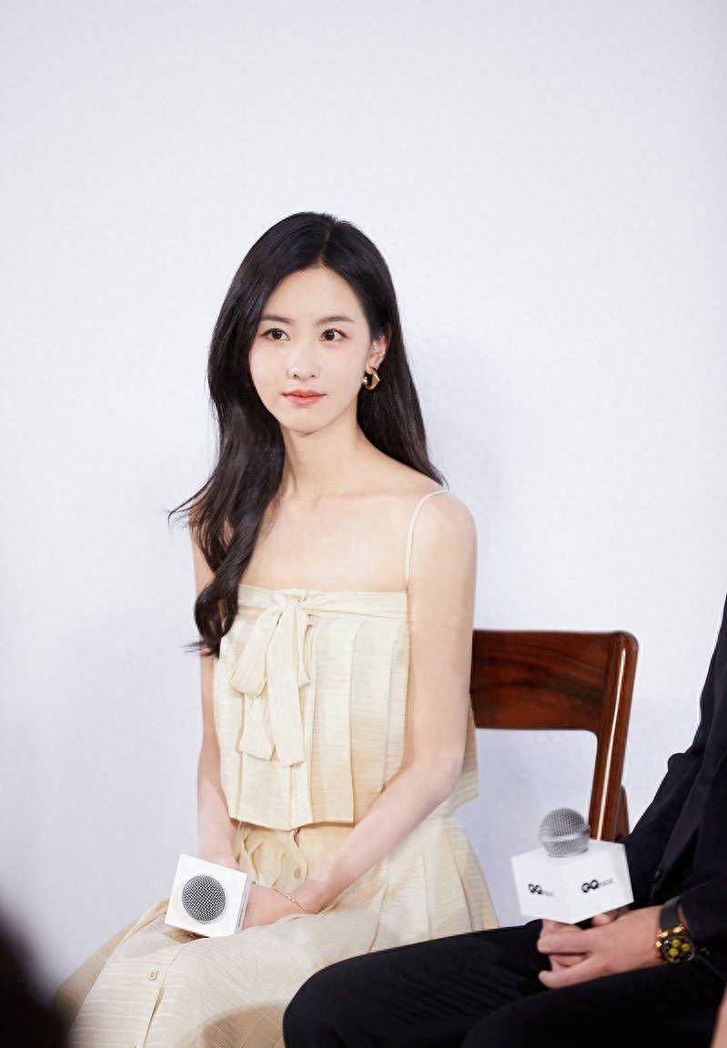 陈都灵出席活动,一身米白色吊带裙给大家留下了深刻的印象_魅力_风格