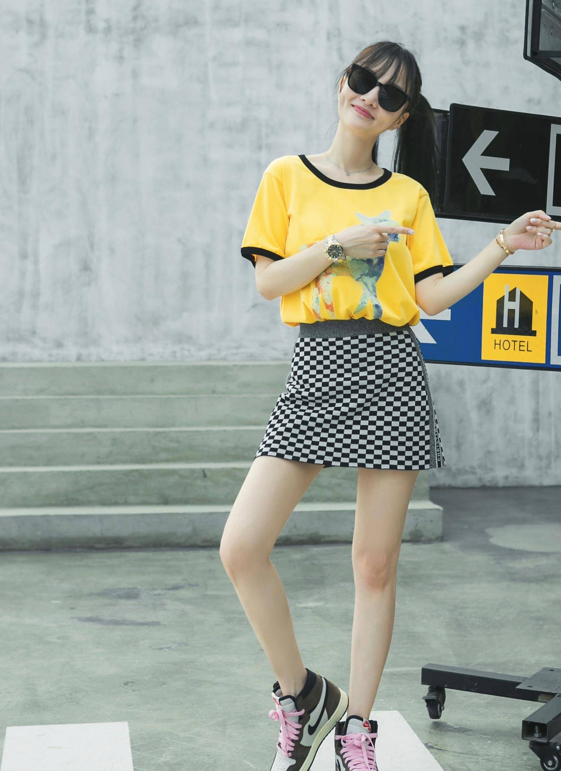 t恤的她大概也找回了自己曾经的模样吧,这样活力四射的打扮将李小璐