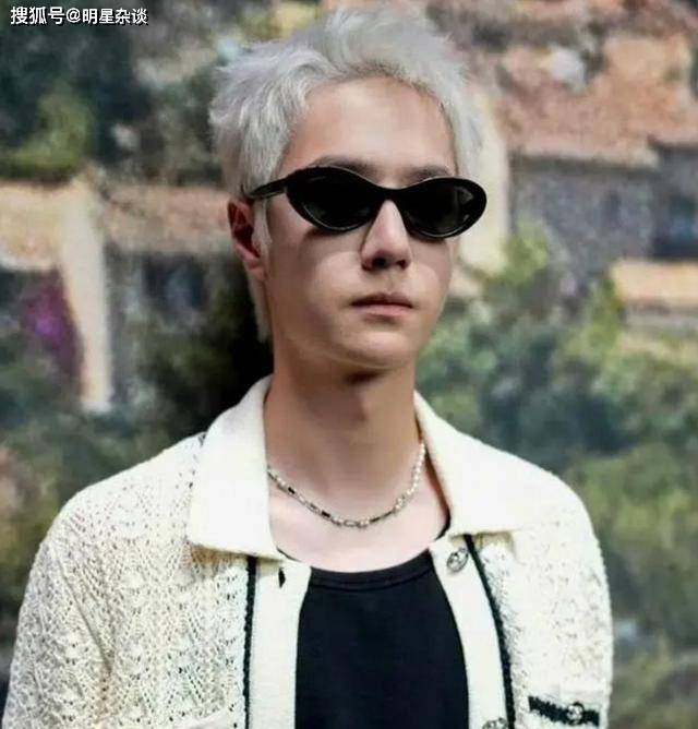 王一博亮相时装周成形象大使,生图曝光,被嘲像老头,无往日容颜_jennie