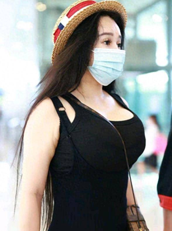 邹市明携娇妻现身,冉莹颖穿塑身衣堪比卡戴珊,生完三胎更火辣_身材