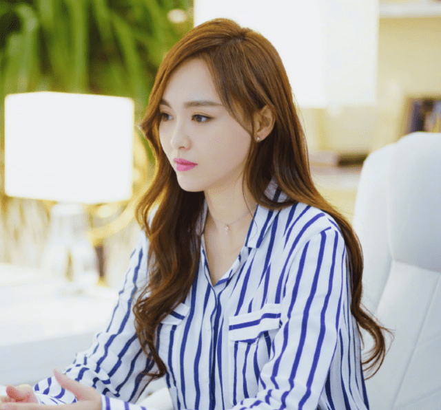 37岁唐嫣出席活动被抓拍,头戴皇冠似公主,九头身比例真实存在吗_状态