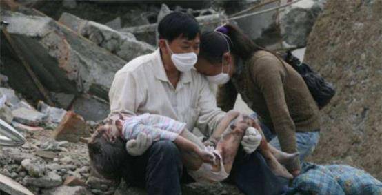 汶川大地震徒步25公里,将儿遗体背回家的父亲拒绝搬家:儿还在这_儿子