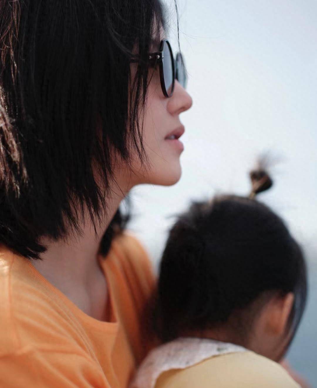 杨子姗罕晒全家福带1岁女儿度假梳同款发型坦言还想生二胎