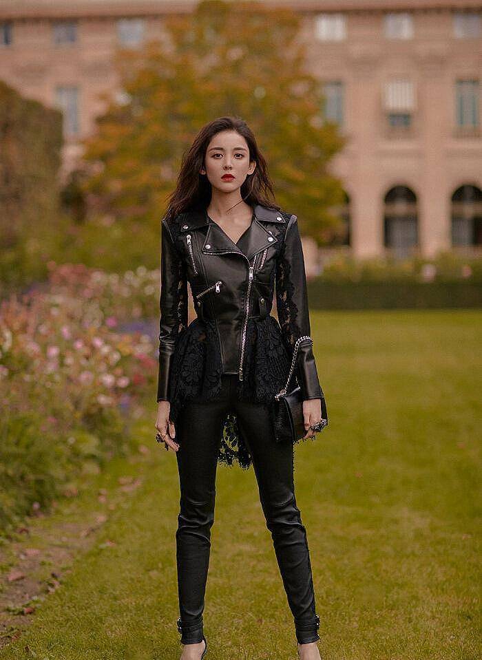 盘点那些穿黑皮衣超酷的女星,戚薇最冷艳,赵露思帅到让人认不出_黑色
