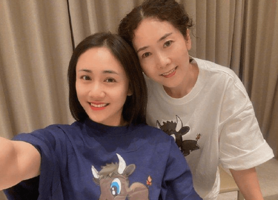 刘芸晒与妈妈亲密合照,却遭网友辱说,回怼要让其付出代价_母亲_明星