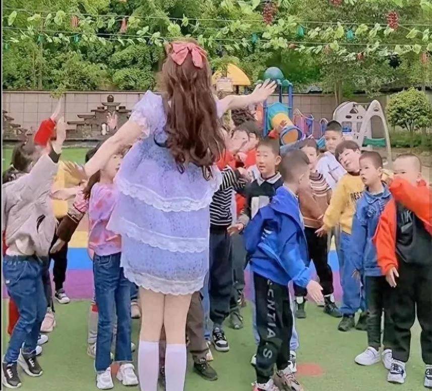 幼儿园女老师上课穿超短裙露出大长腿,引发争议,家长:这是不道德的!