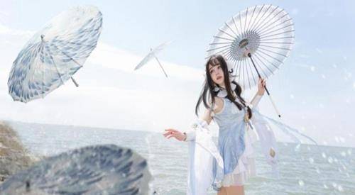 主播,凭借限量版的lo裙,呆萌可爱的形象路线,烟嗓 颜值的反差萌走红