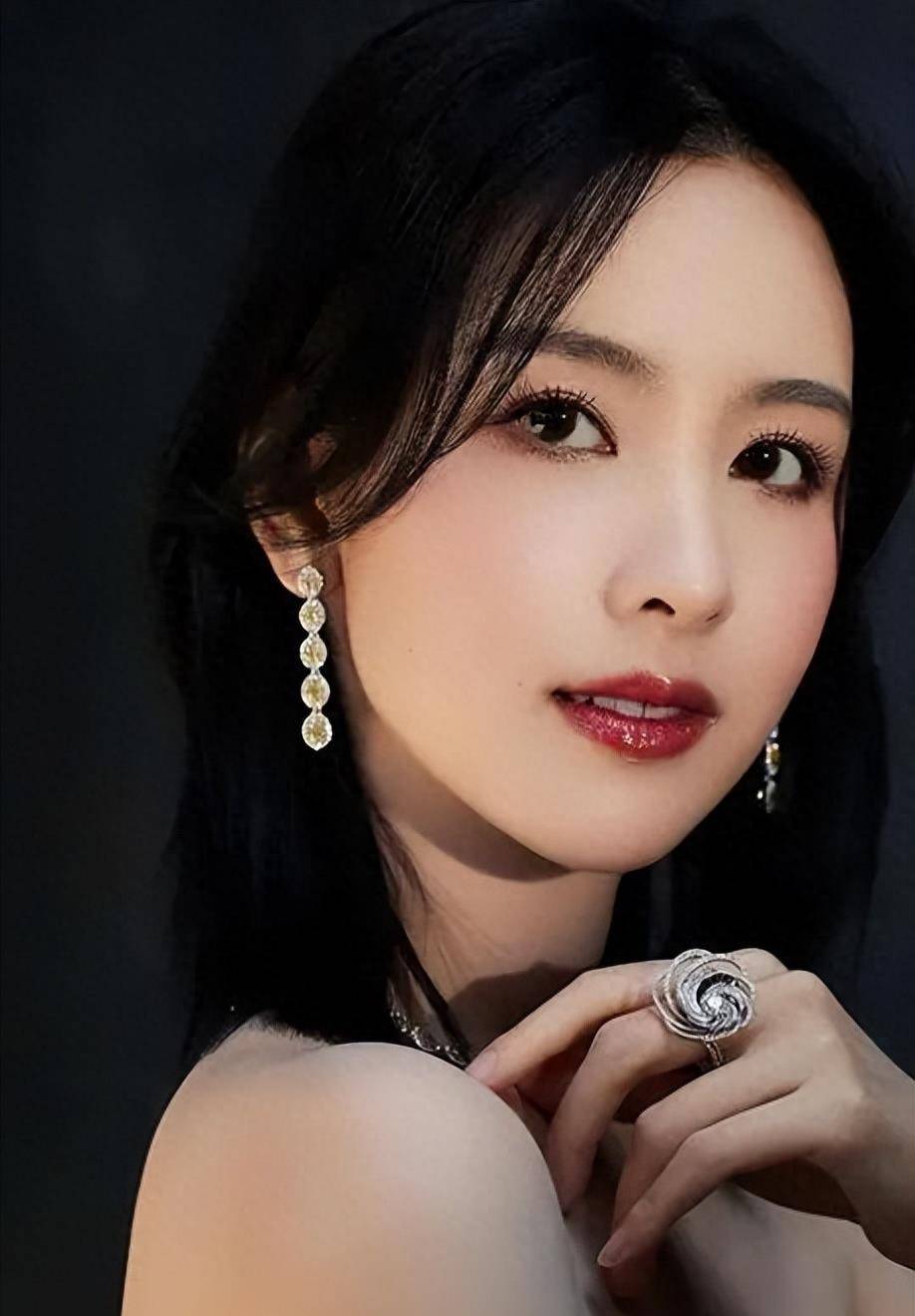 陈都灵身穿挂脖,露肩的黑色连衣裙,她的身材优雅迷人_魅力_女性_目光