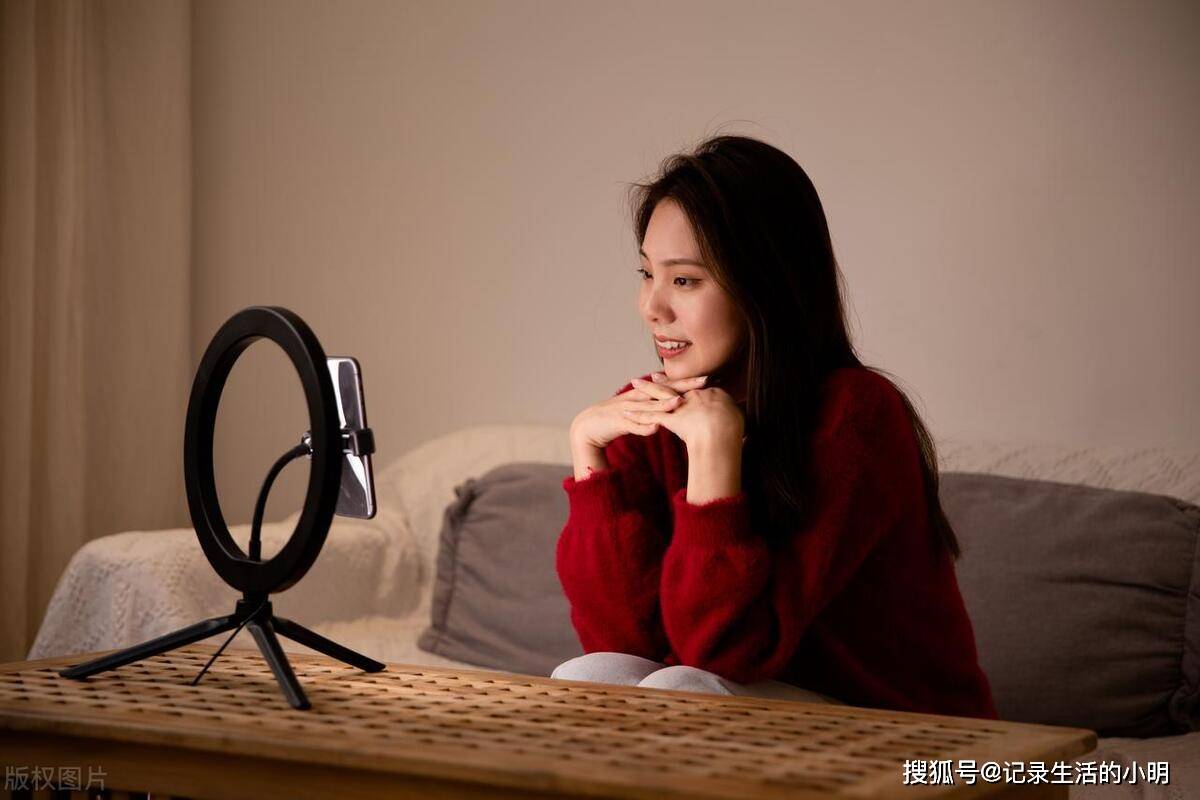 4%主播月收入超10万,网红背后的无奈与煎熬!_直播_行业_发展