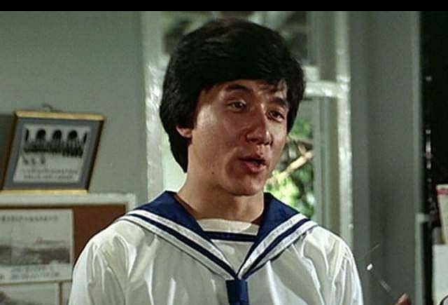 2013年,成龙携父亲骨灰回安徽老家:在大哥家停留十几分钟后回港_中国