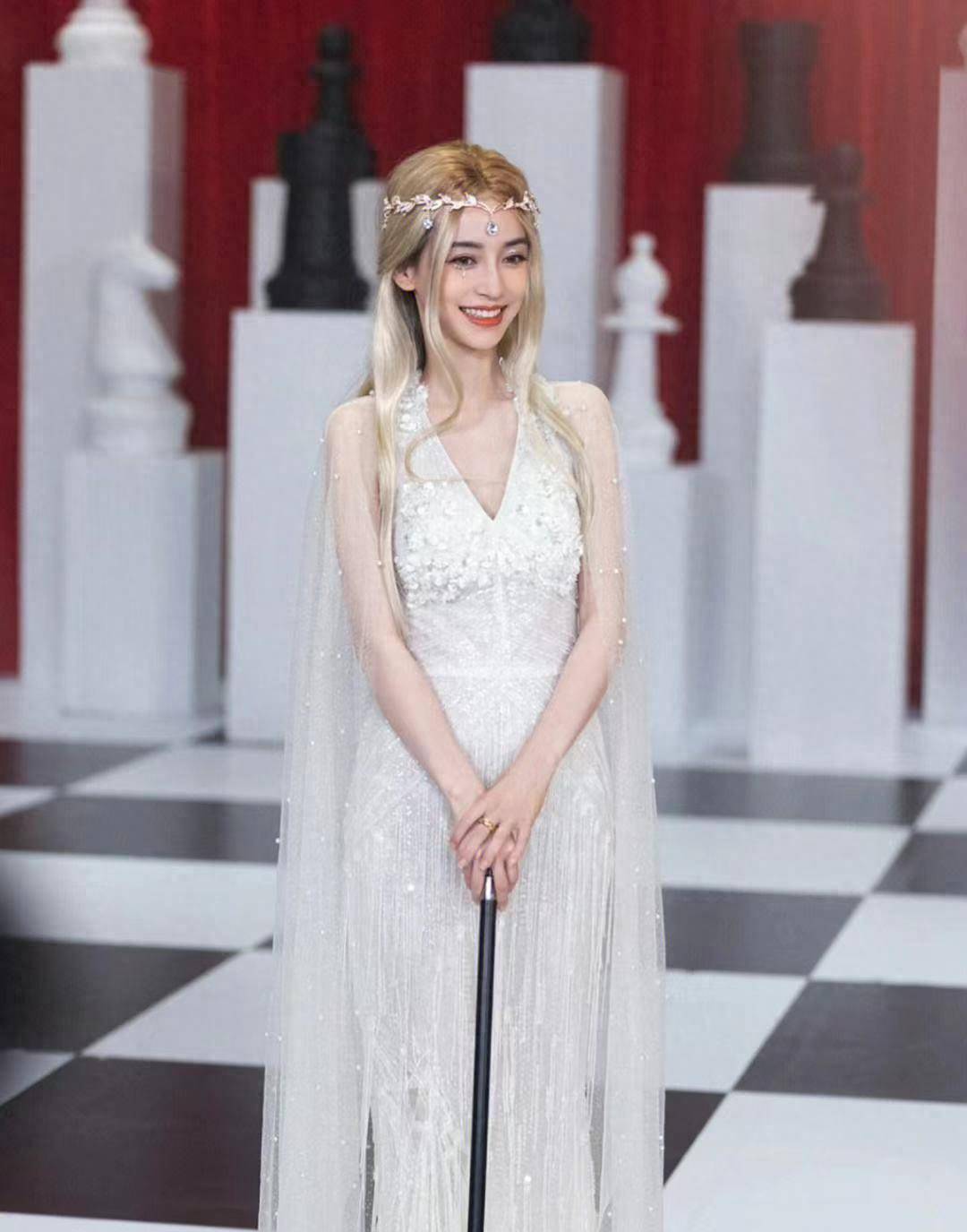 杨颖穿搭太敢露,身穿低胸白纱公主裙,完全看不出生过孩子_白色_选择了