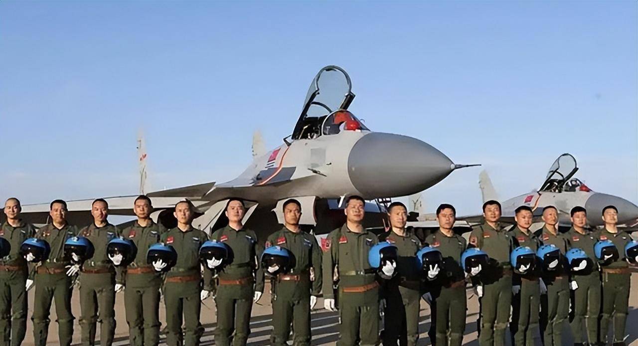 16年航母飞行员张超牺牲,女儿仅2岁,空姐妻子继承夫志应征入伍_战斗机
