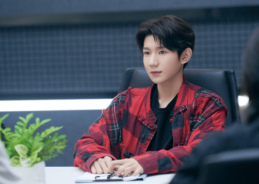 王源以国内人气偶像组合tfboys成员之一出道,年少成名,凭借可爱的阳光