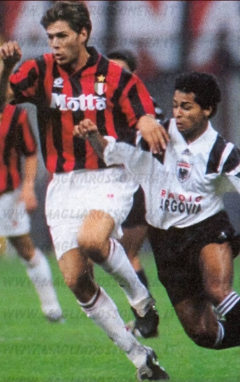 【资料】AC米兰1993-1994赛季欧冠-上，帕潘表现强势，4战打入4球_卡佩罗_主教练_奥兰多
