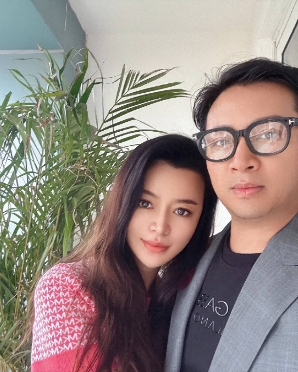 歌手罗中旭被爆婚内出轨,女方颜值惊艳像baby,前任个个是大美女_小爱