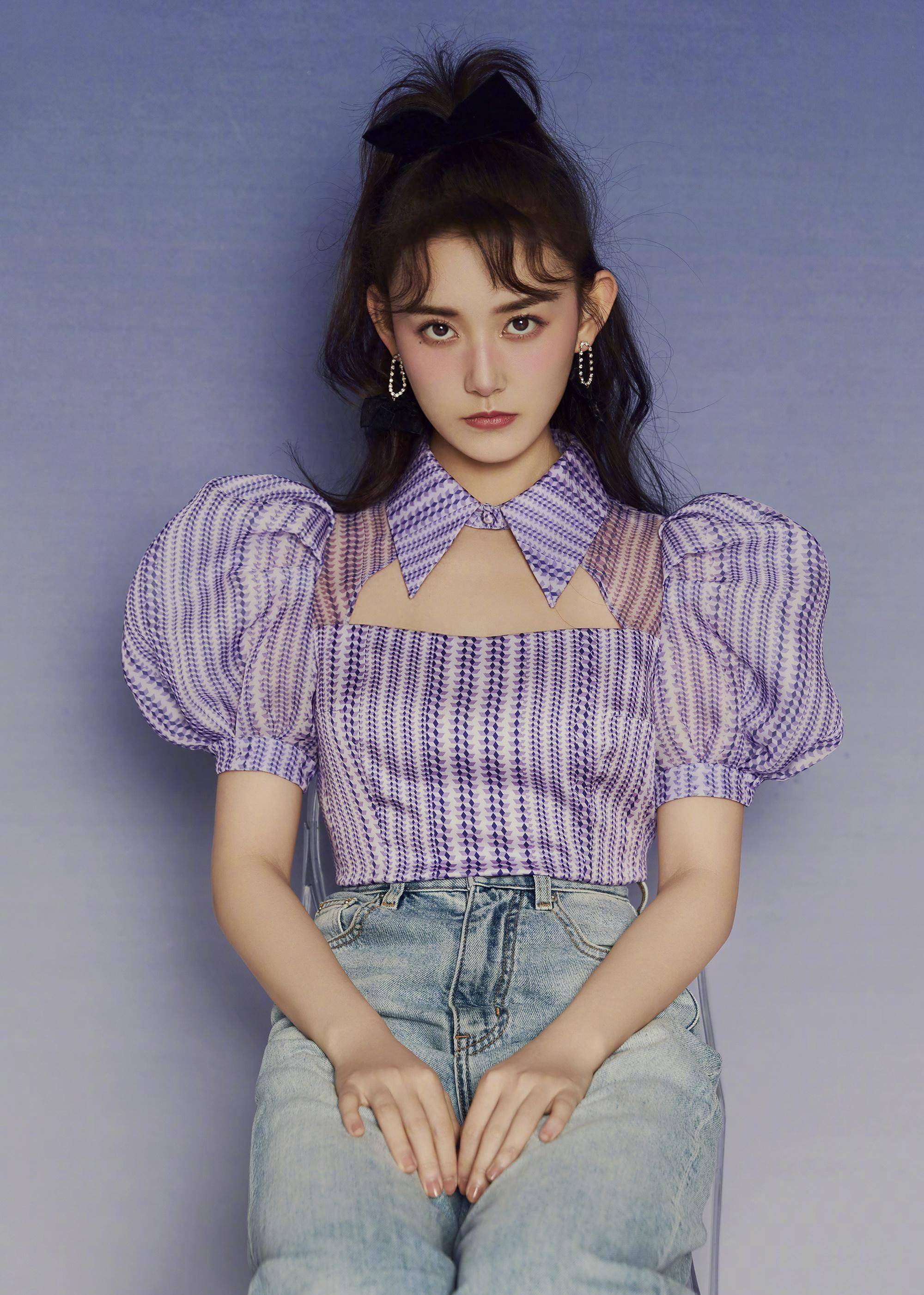 蒋依依终于长大了!戴兔子发卡逛迪士尼宛如精灵,休闲装太纯了