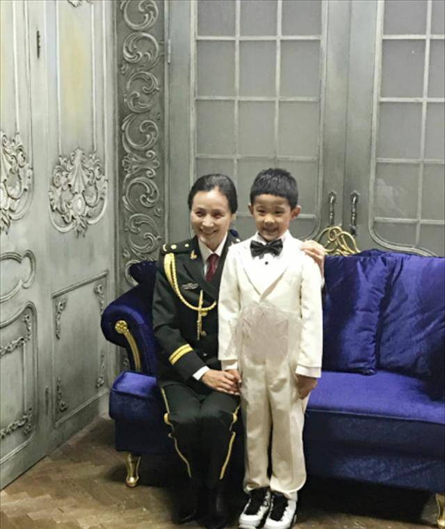 回京后的马晨菲就考上了北京的公务员,带着儿子"虎头"在北京上小学.