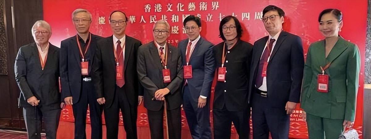 他出场时拄着拐杖行走,他是国际名人_刘兆_活动_观众