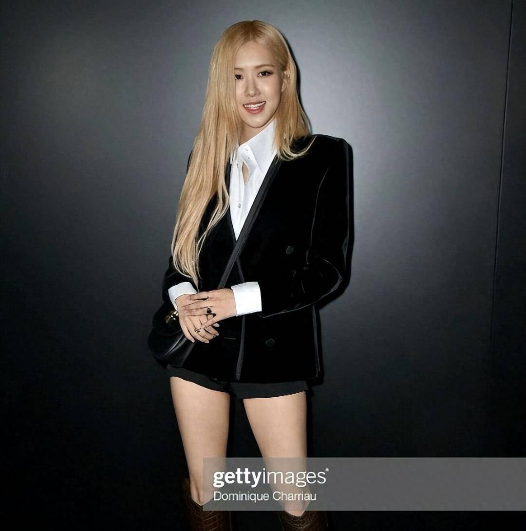 rosé朴彩英巴黎秀场黑裙惊艳,双腿好完美