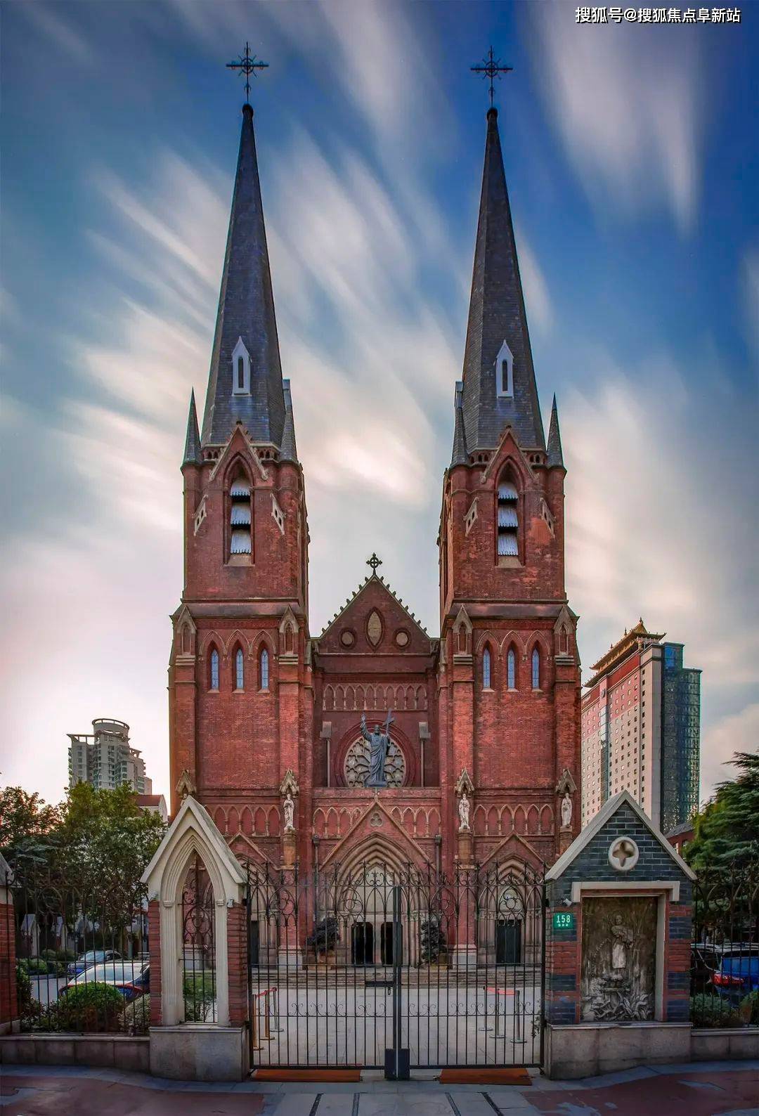 体育场站300m1/4号线上海体育馆800m1/9/11号线徐家汇站800m05公交