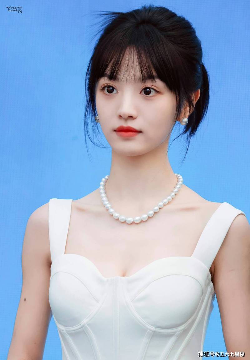 田曦薇白色吊带裙似珍珠少女 甜美可爱_气质_魅力_活动