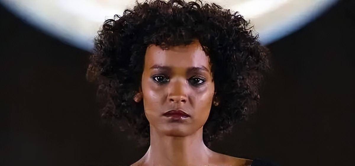 第一位黑人超模华莉丝4岁被强暴,5岁惨遭割礼_母亲_女性_孩子