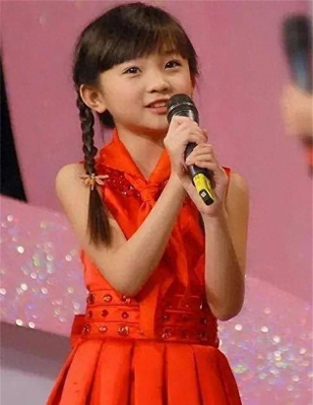 她的才华在9岁时吸引了文艺界的瞩目,成为少年宫的文艺骨干.