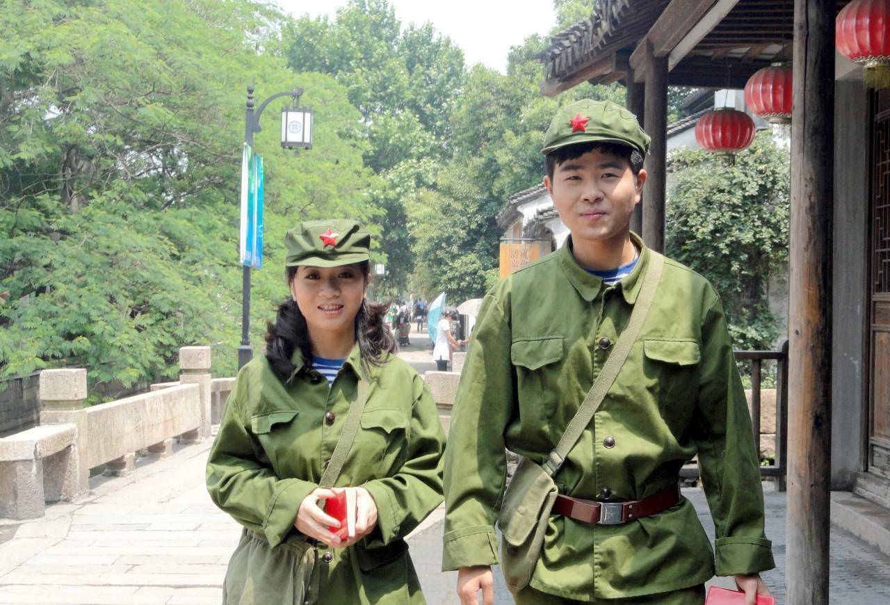 (圖片來自東方ic)圖為一家紅色主體餐廳,員工們都穿著六五式軍服(圖片