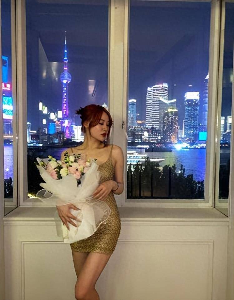 范志毅第一任空姐妻子现身,与女儿同框像姐妹,身材一流!