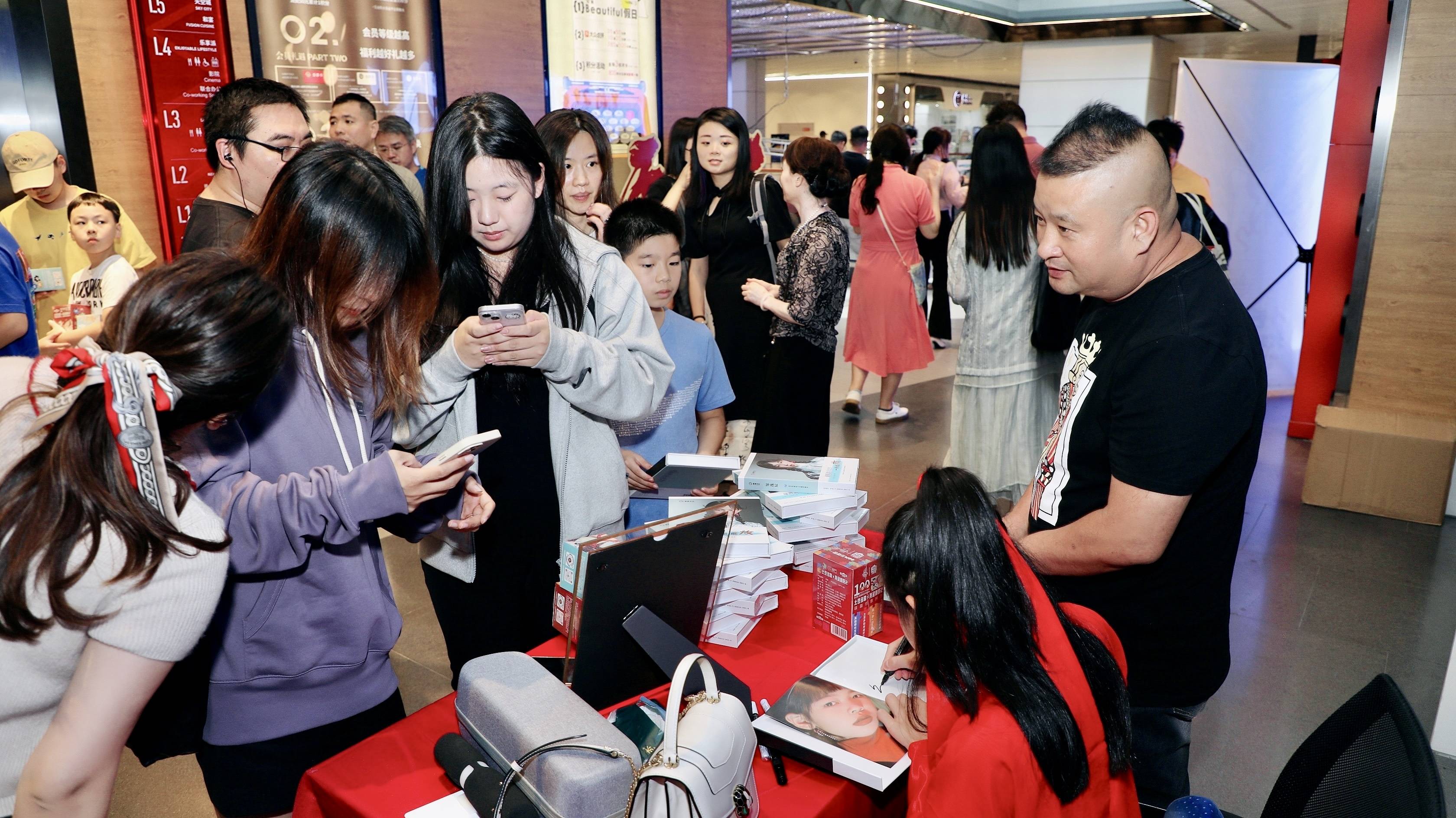 新生代歌手邹逸辰《2023一路绽放》专辑签售会