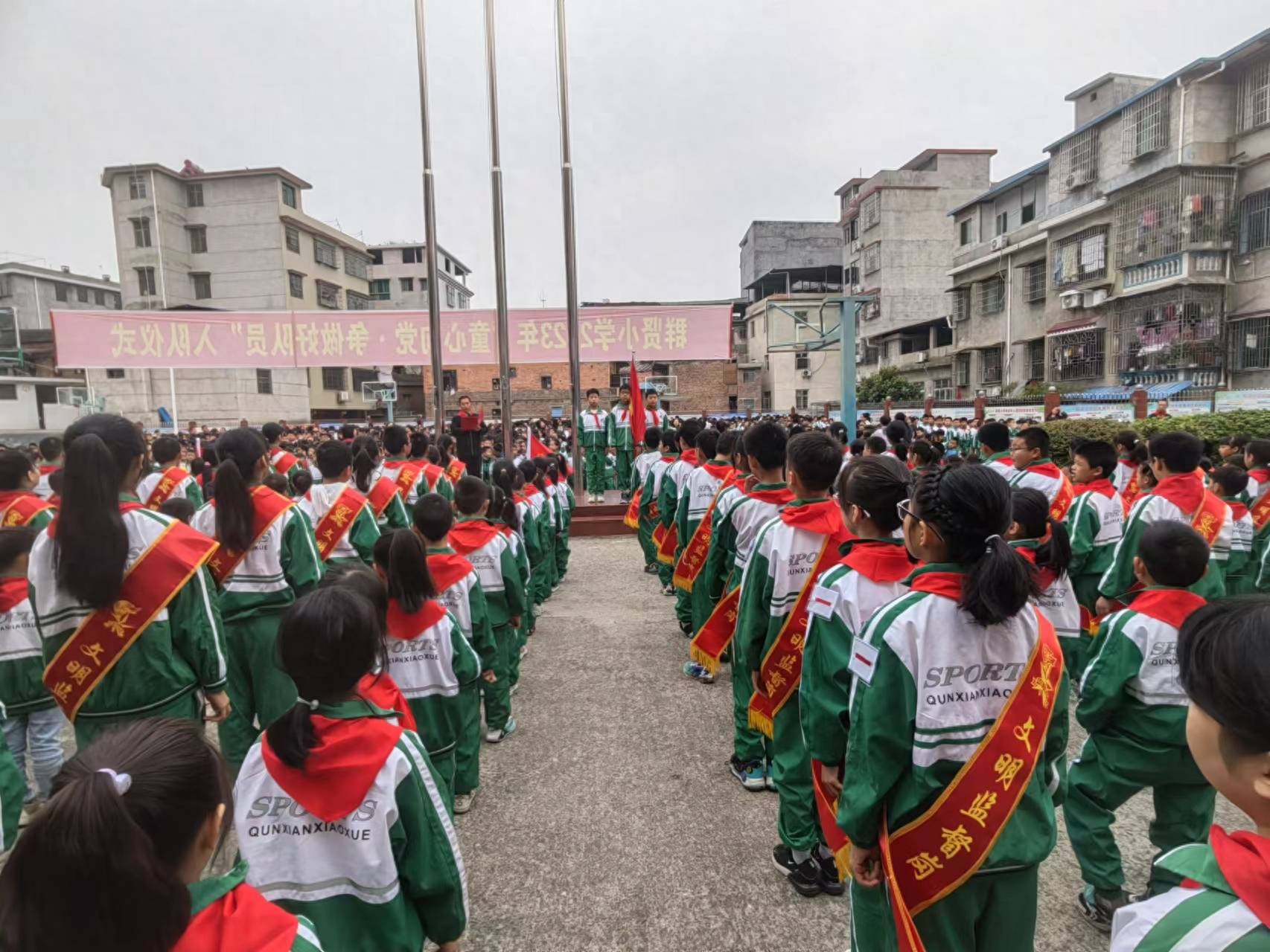 隆回:群贤小学隆重举行"童心向党 争做好队员"入队仪式