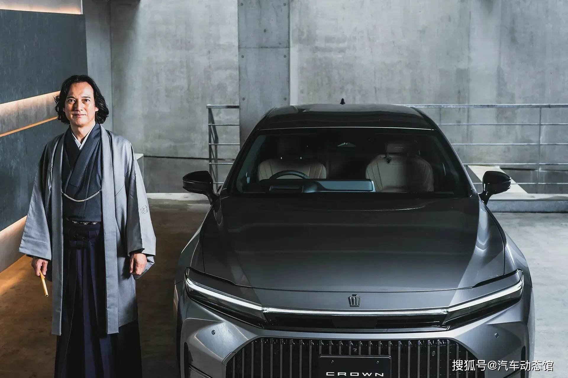 全新toyota crown sedan 实车曝光,外形超霸气   够酷!