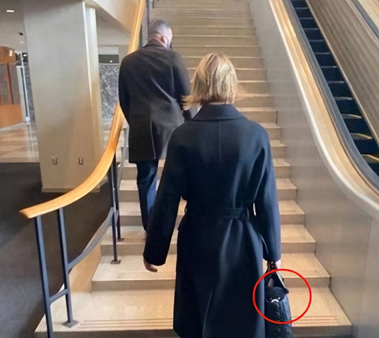 【克拉夫特晒拿着"台湾黑熊布偶"的照片】同时,根据克拉夫特透露,大陆