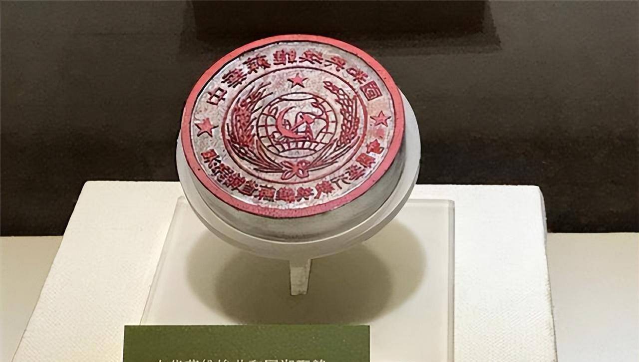 1963年,江西工人在山中捡到一枚印章,公安派3卡车人员搜山_革命队伍