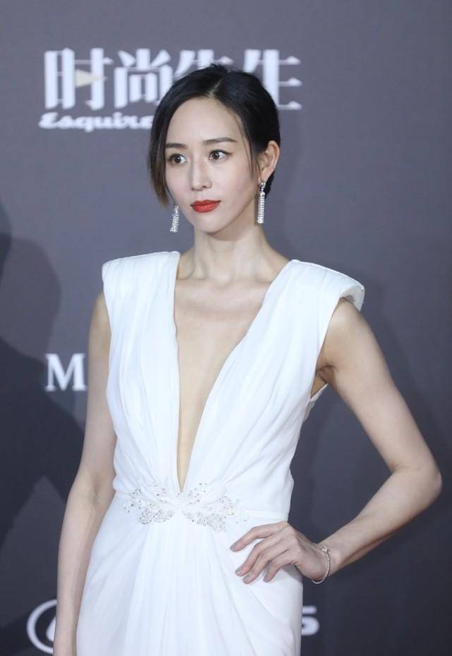 张钧甯"骨感身材"谁不爱,一袭v领无袖长裙,又瘦又白好上镜_晚礼服