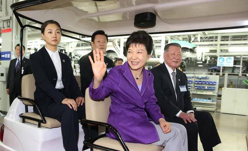 朴槿惠监狱生活:住12平米单间,每天6点半点名,不见亲友不出门_崔顺实