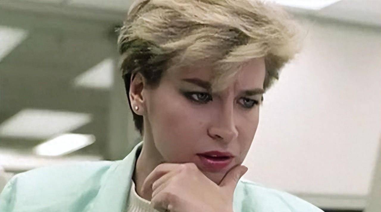 罗拉芳娜评价成龙,他身手很不错,元彪的功夫比不过他