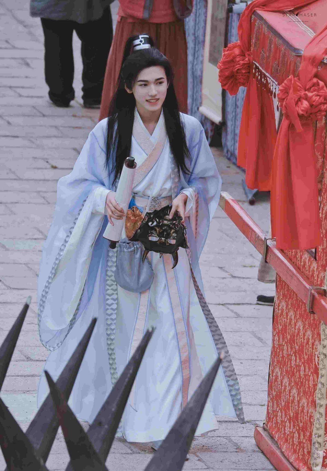 浓妆长发化身古代美人